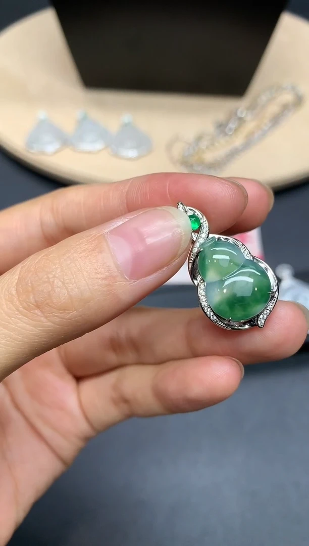 【闪购商品】翡翠吊坠(不含链)银S925镶嵌葫芦【多样性发其一】