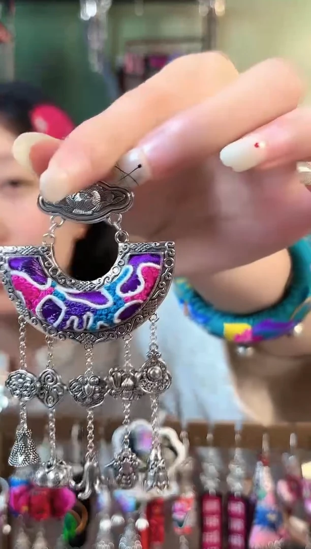 彩云南阁非遗老绣饰品722*