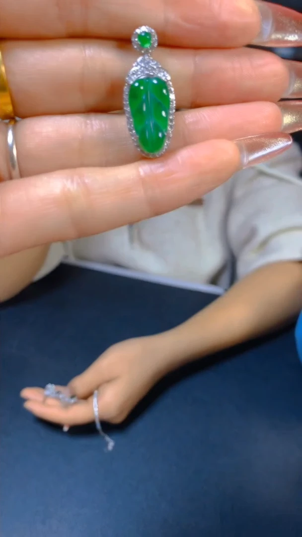 【闪购商品】翡翠吊坠(赠链)未镶嵌0514926811多样性发一