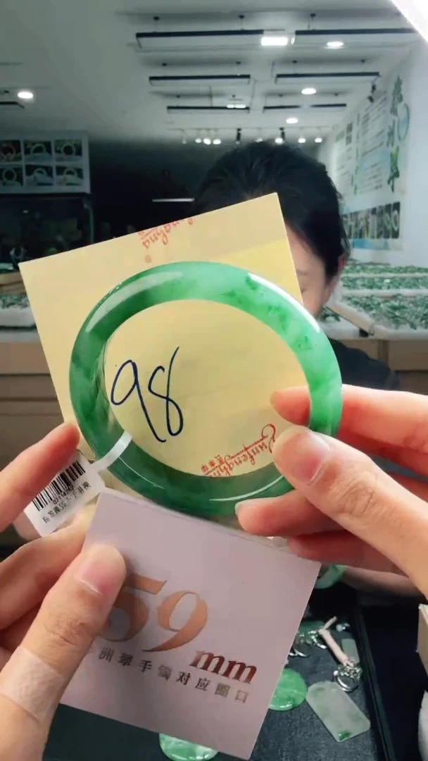 未镶嵌手镯石英质玉（非洲翠）有天然性（洒金亮片/矿点/棉线）98