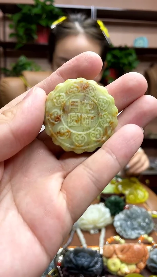 未镶嵌岫玉颈饰·