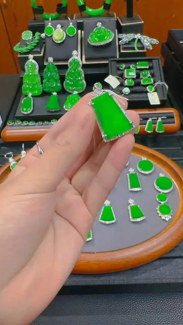 【闪购商品】翡翠吊坠(赠链)银S925镶嵌天然A货翡翠