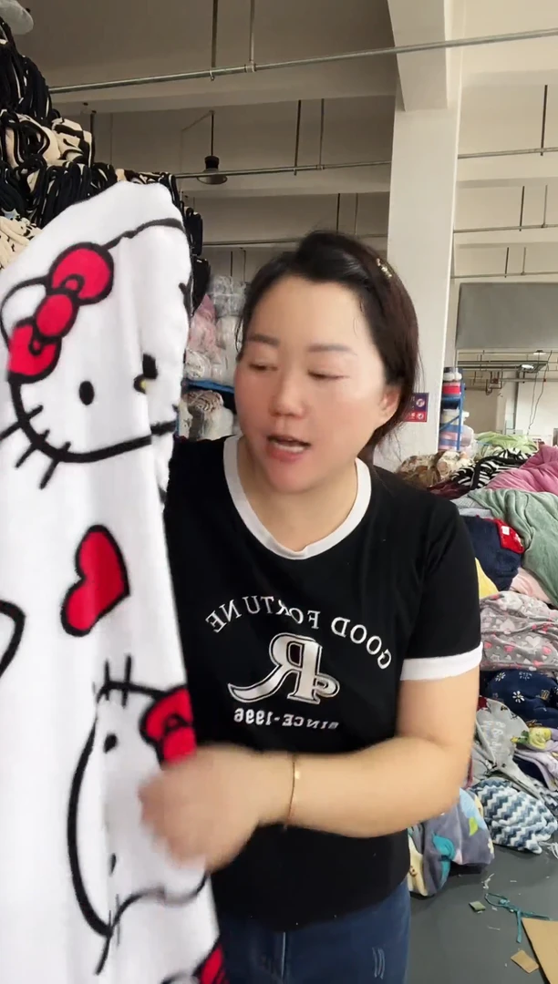 混纺主播手上展示的产品