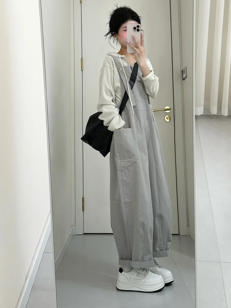 早秋减龄背带裤一整套女2025新款休闲连帽条纹上衣工装连体裤女潮