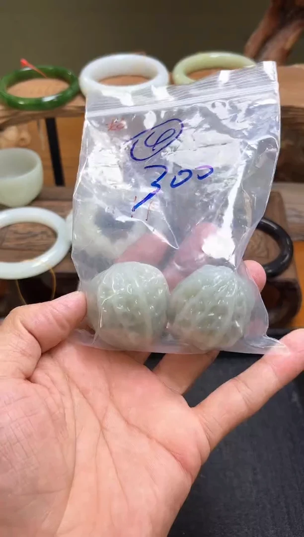 未镶嵌和田玉把件小*兔且末料 核桃一对