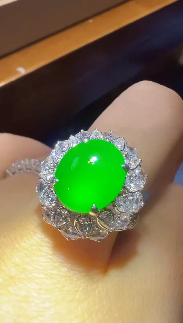 18K金镶嵌戒指翡翠蛋面