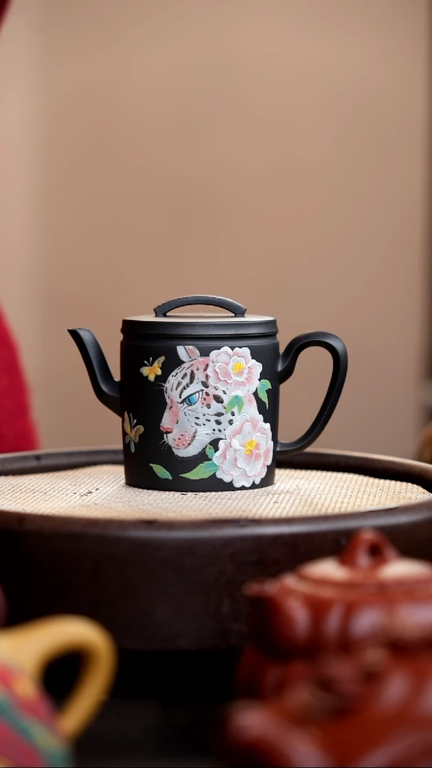 茶壶紫砂?****?云雾天青高汉瓦泥绘美人豹