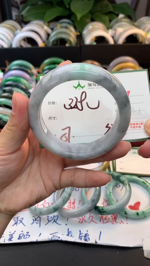 未镶嵌定制翡翠毛货需精细抛光+多人