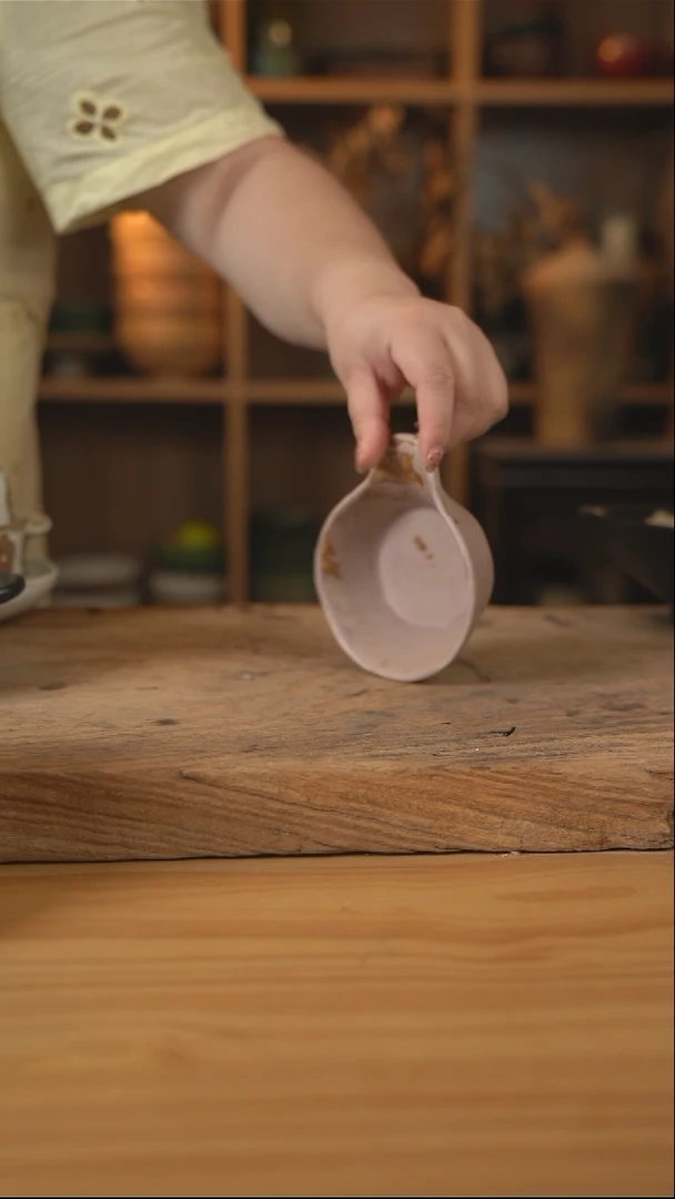 粉棕色的带把手的蘸料碟