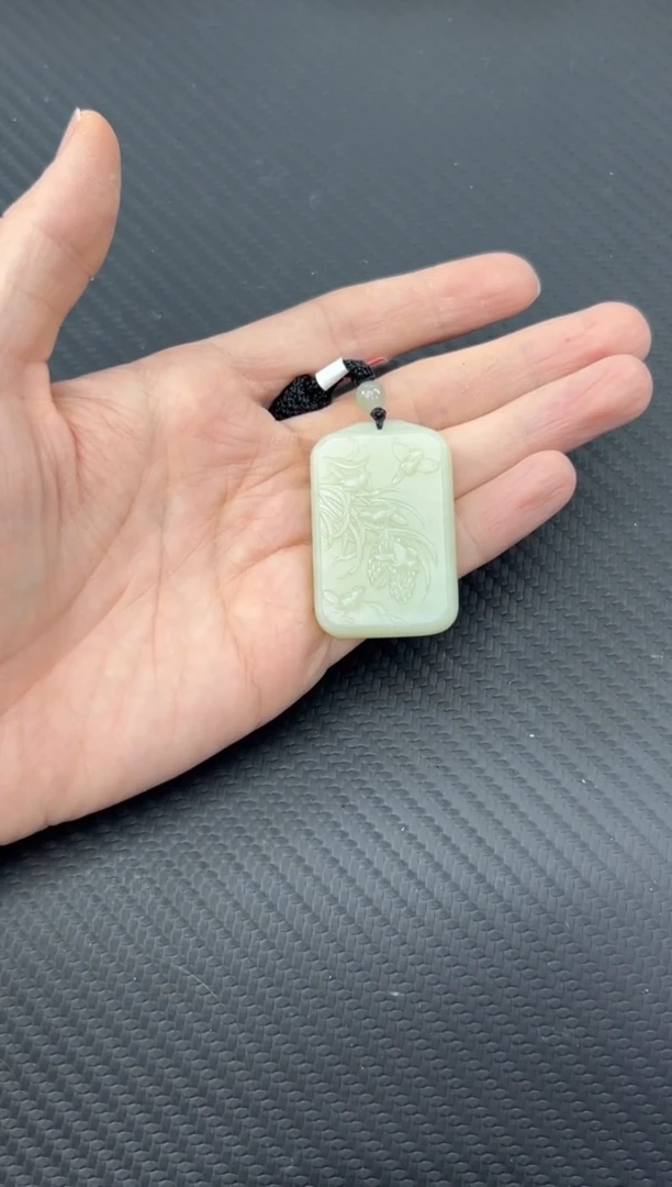 【闪购商品】和田玉吊坠(赠链)未镶嵌且末微色差迪克兰吊坠