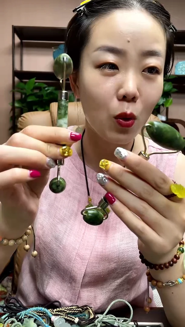 岫玉未镶嵌吊坠多样性发货发其中之一