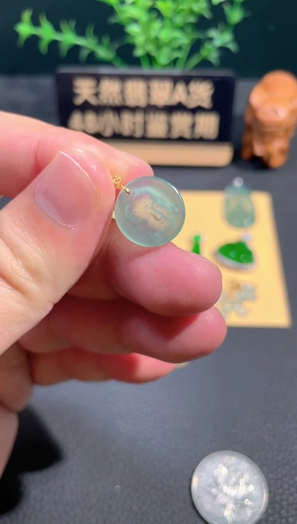 颈饰18K金镶嵌翡翠翡翠