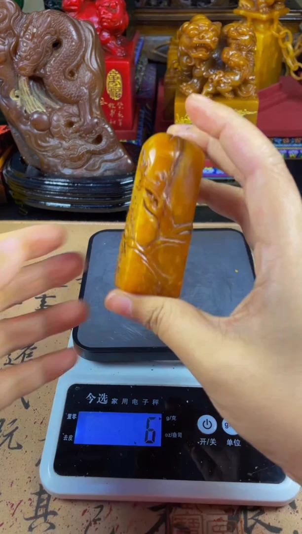 寿山石印石田黄薄意雕方章（吉祥）