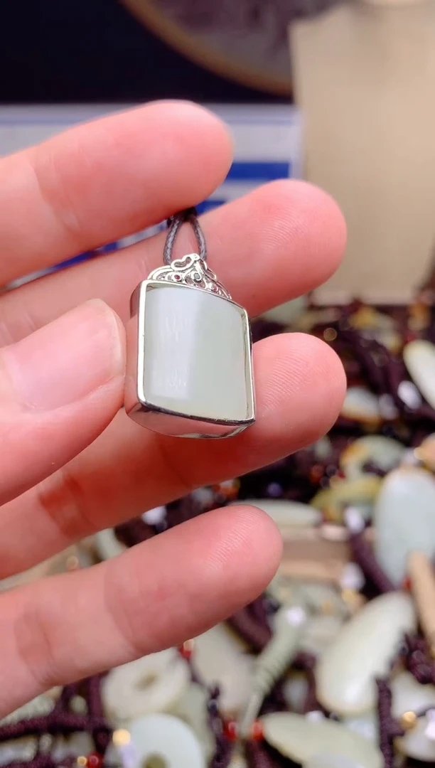 和田玉未镶嵌颈饰1