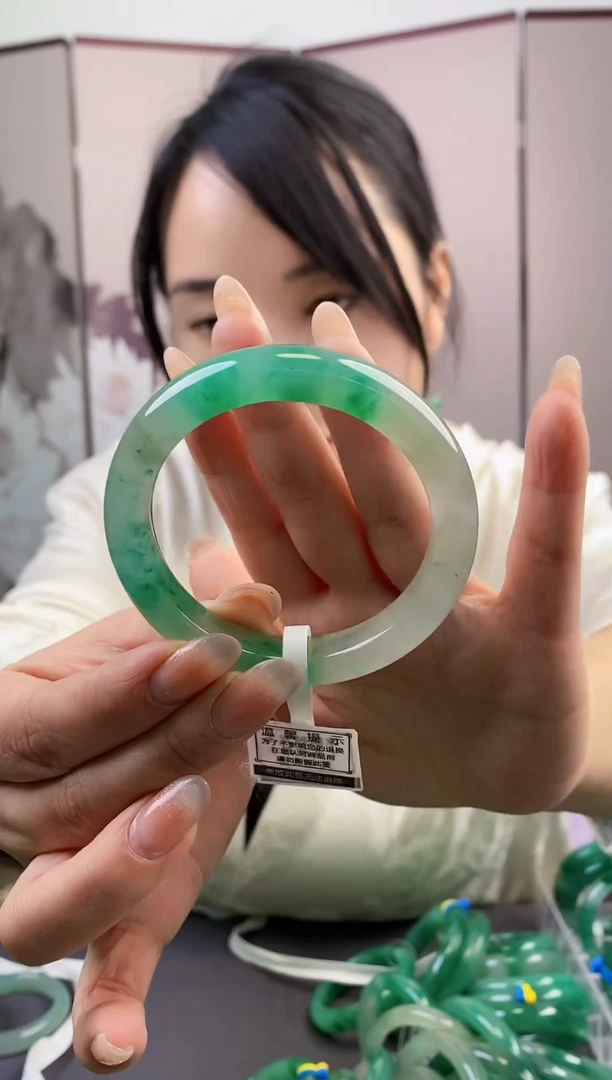 【闪购商品】石英质玉手镯未镶嵌70