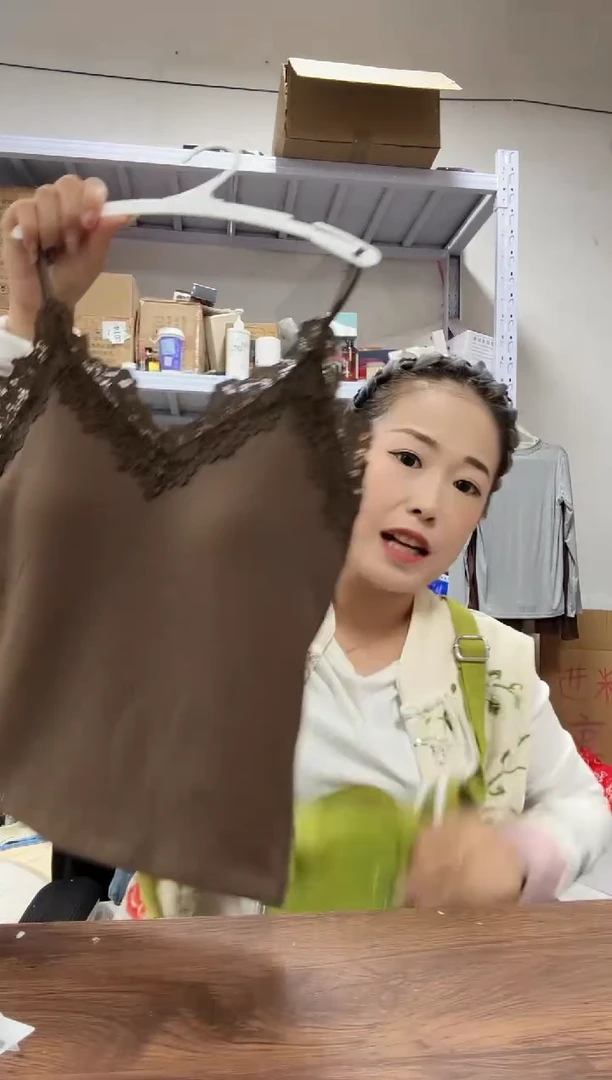 PU上车啦 宝宝们抓紧时间去链接拍吧一件棕色吊带