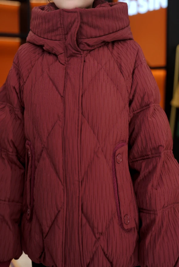杭州正品YRF5051羽绒服2025冬季上新连衣帽压皱面料时尚减龄