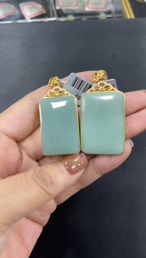 颈饰18K金镶嵌和田玉多样性发1件