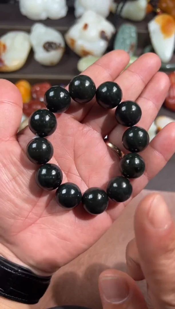 未镶嵌和田玉把件枕**石和田玉