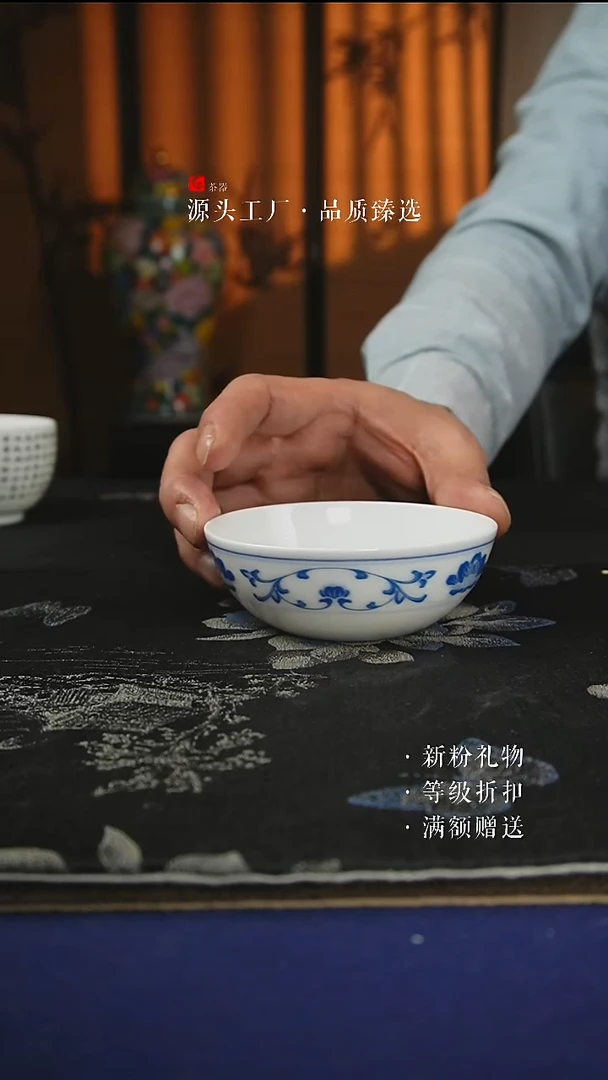 微瑕釉中彩贴花蓝牡纹玉泥普洱杯100CC