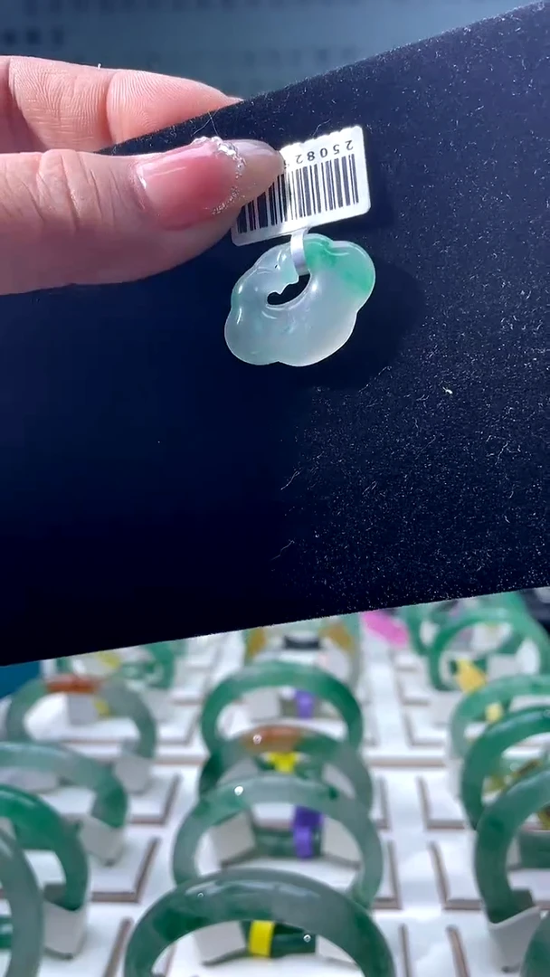 未镶嵌挂件石英质玉（非洲翠）福利平安锁