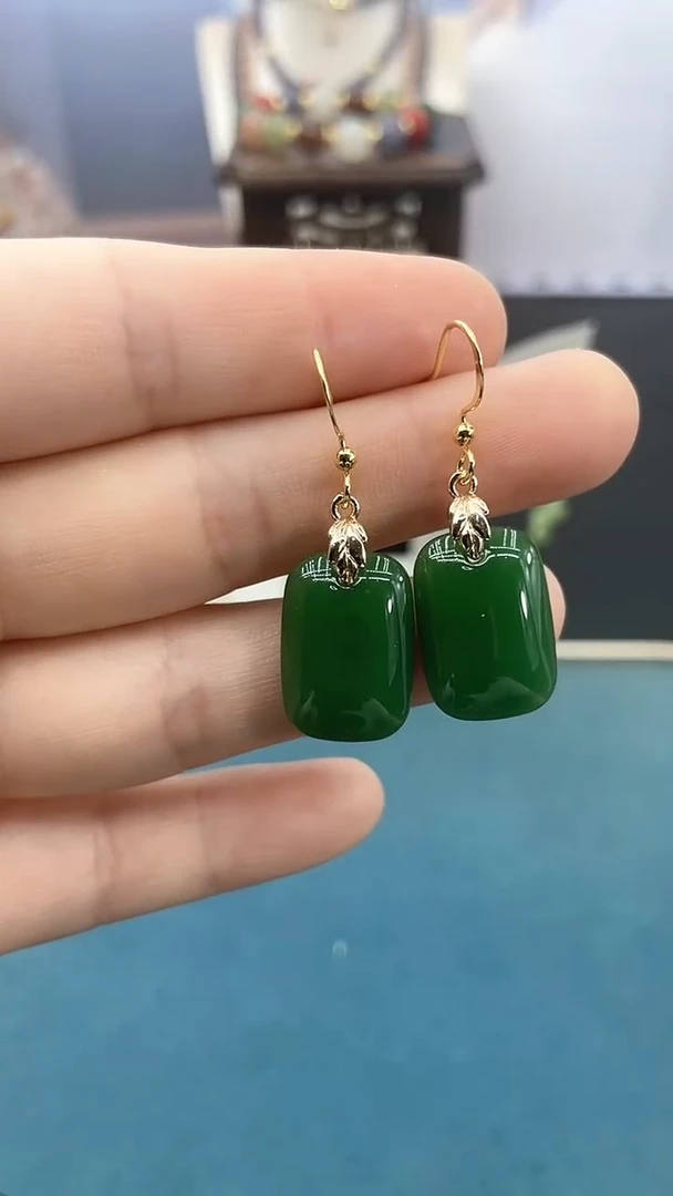 东陵石14K金镶嵌耳饰绿色无事牌
