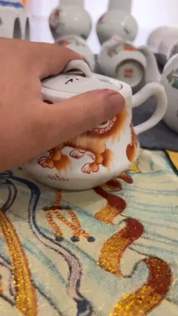 摆件瓷摆件瓷摆件狮子胡把一体水壶扁型