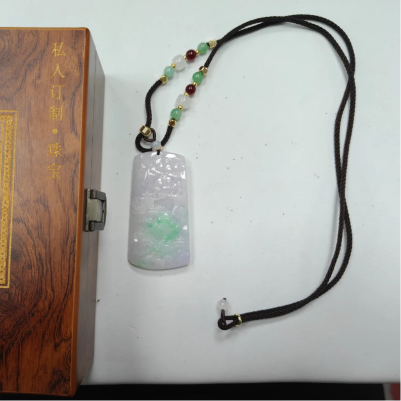 飘绿山水牌精雕翡翠吊坠