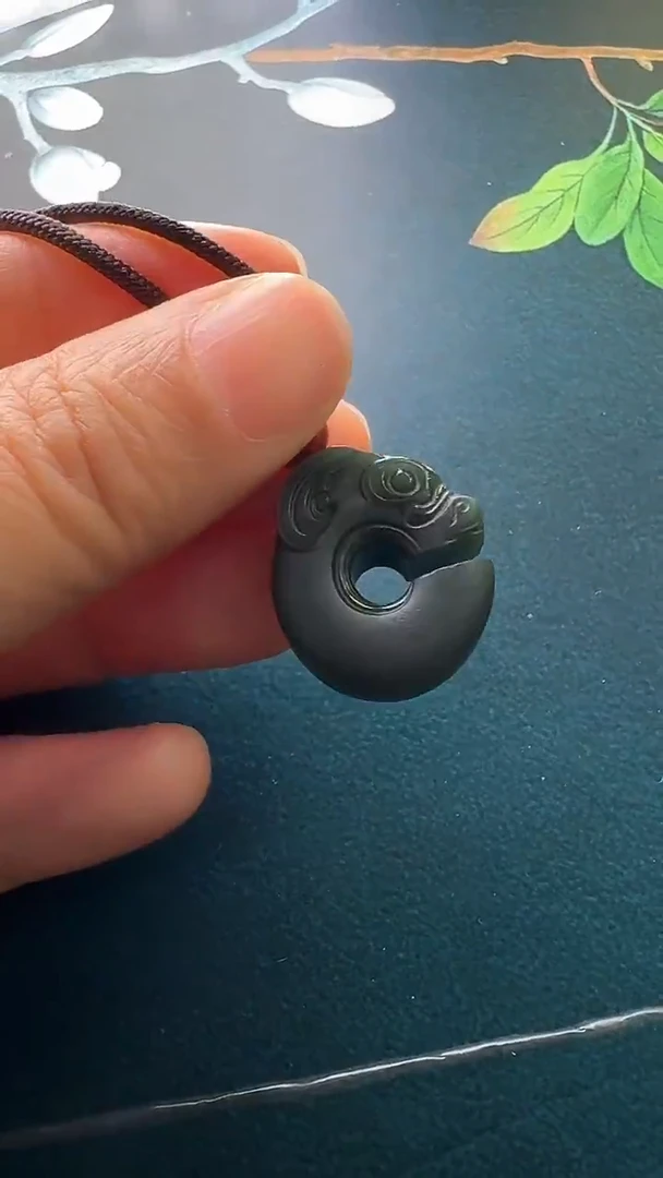 颈饰未镶嵌和田玉吊坠