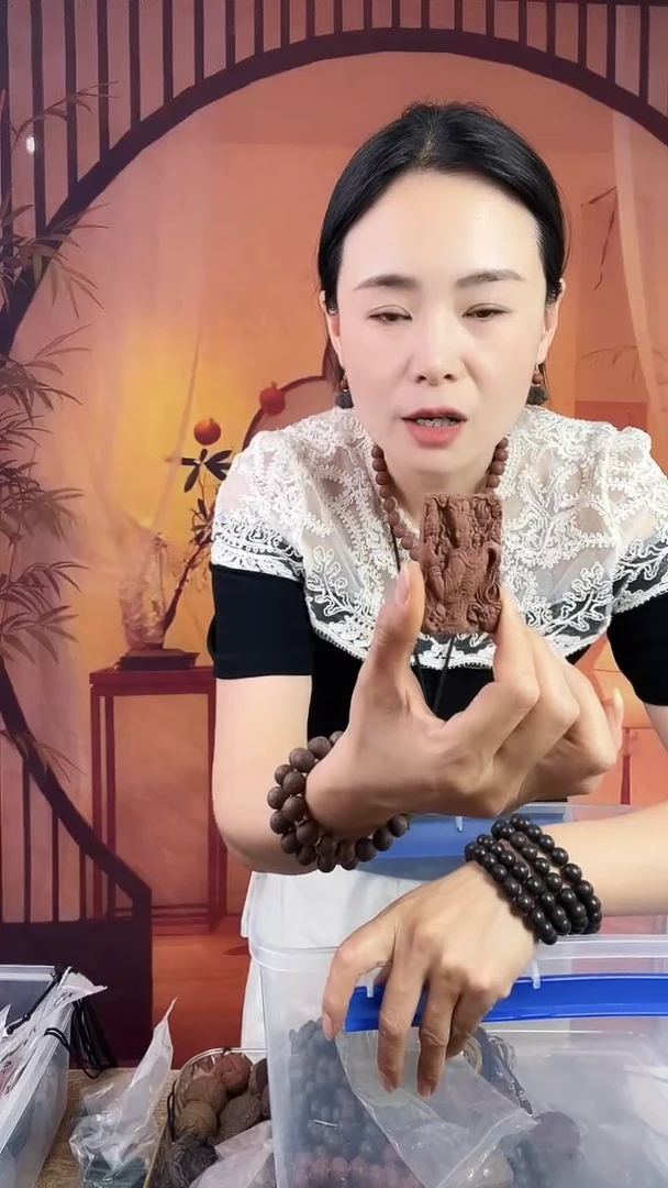 泥塑红麝香方不动尊