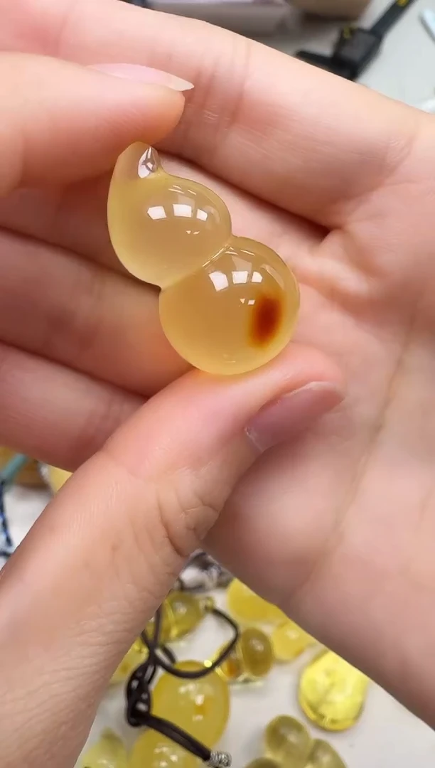 未镶嵌琥珀裸石如图