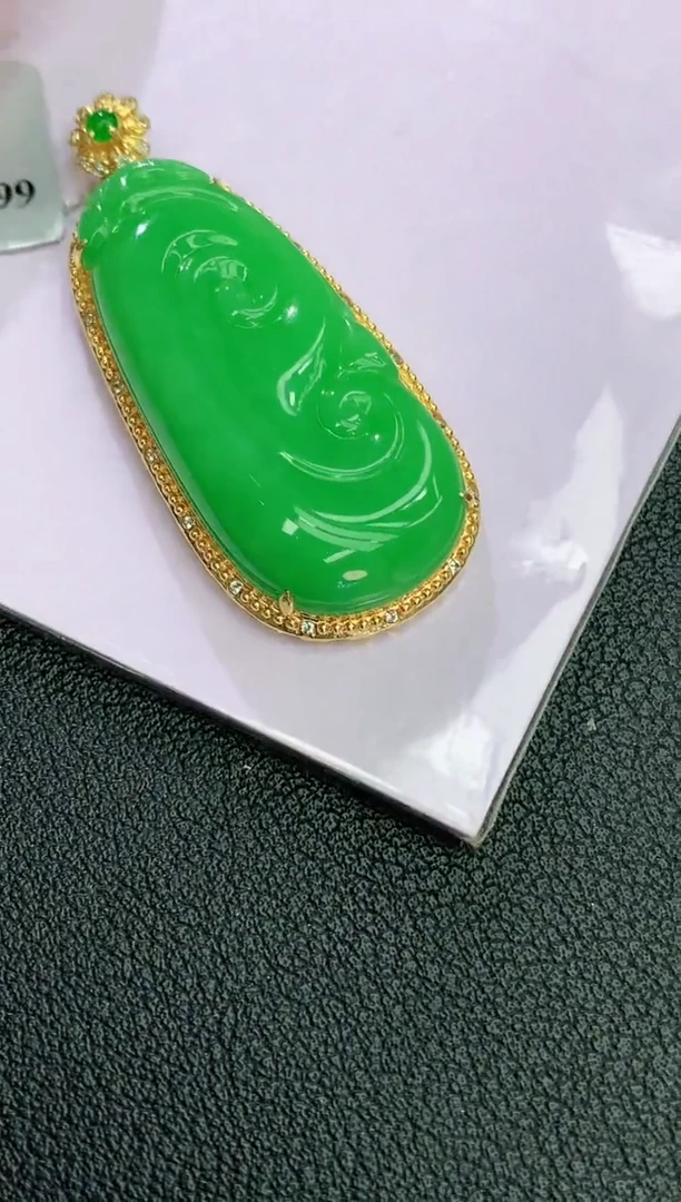 颈饰18K金镶嵌翡翠赠礼盒证书 麦麦