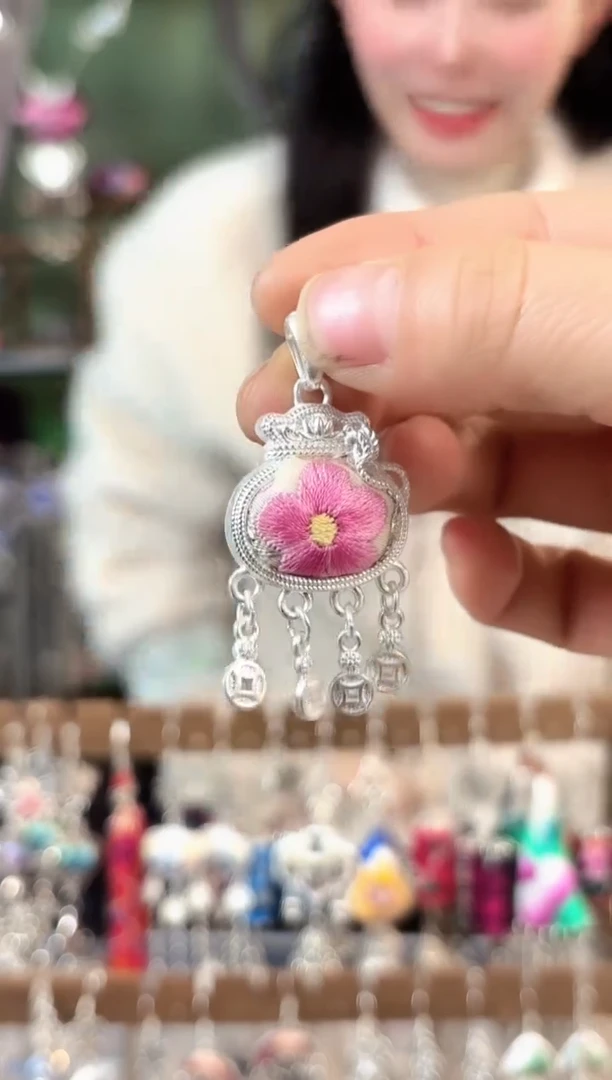 彩云南阁非遗老绣苗银饰品631