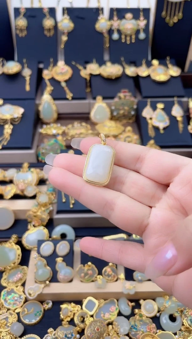 颈饰银S925镀金镶嵌和田玉小无事牌吊坠