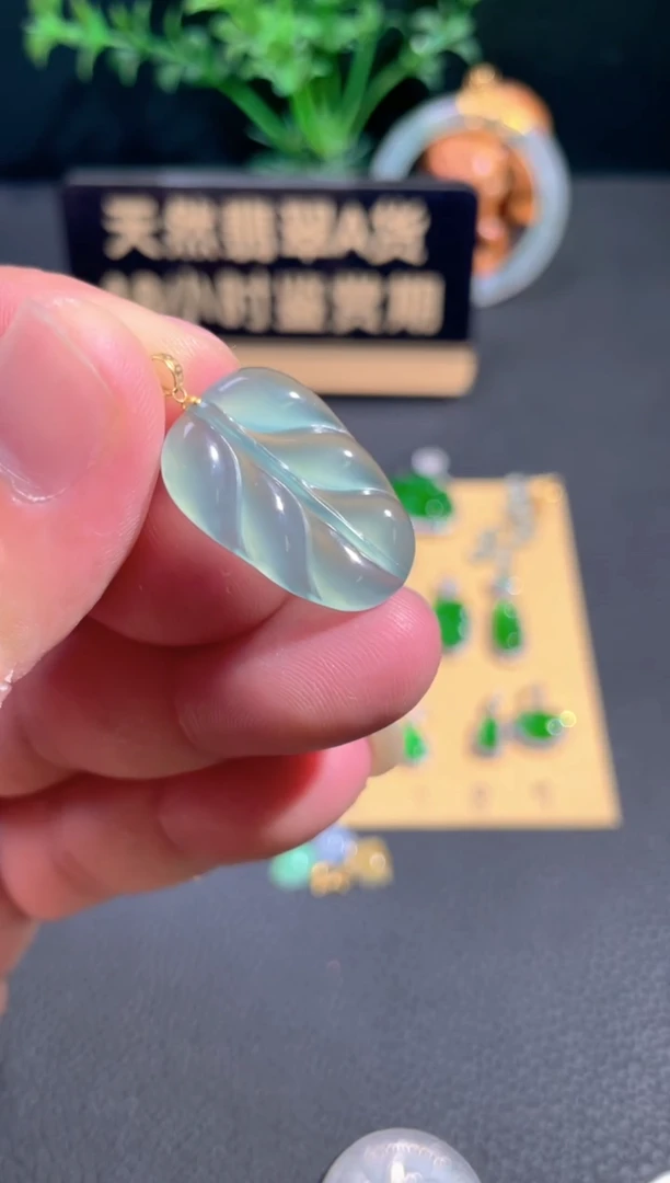 颈饰18K金镶嵌翡翠翡翠