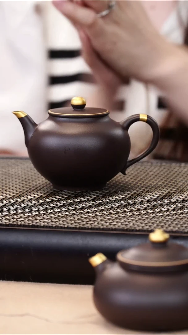 茶壶紫砂四号井茄皮紫泥描金宫灯150cc