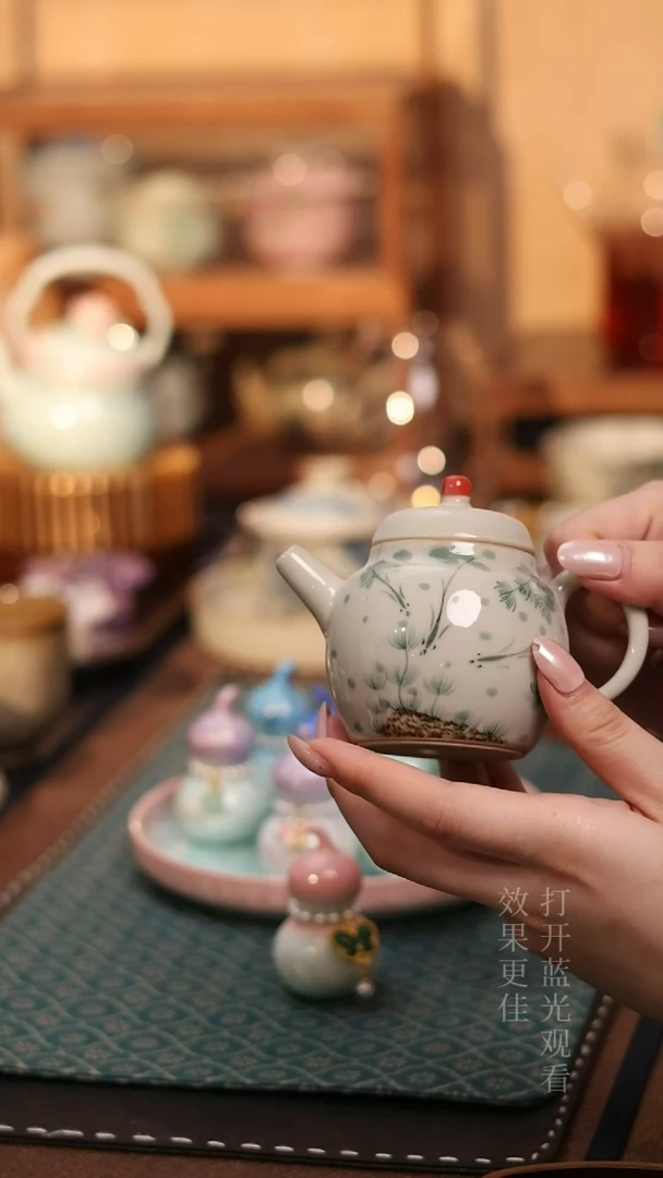 手绘鱼戏荷塘茶壶
