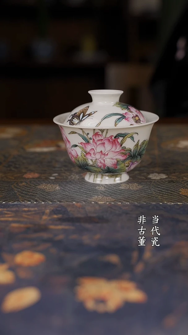 溢珍堂粉彩荷花盖碗