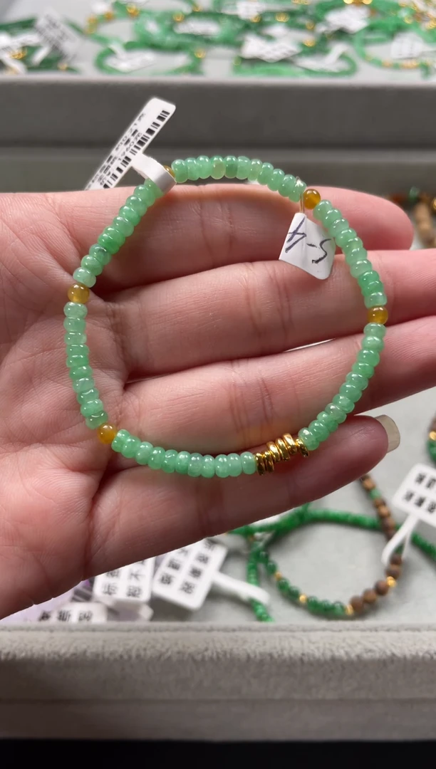 翡翠足金镶嵌套链一条   MK210