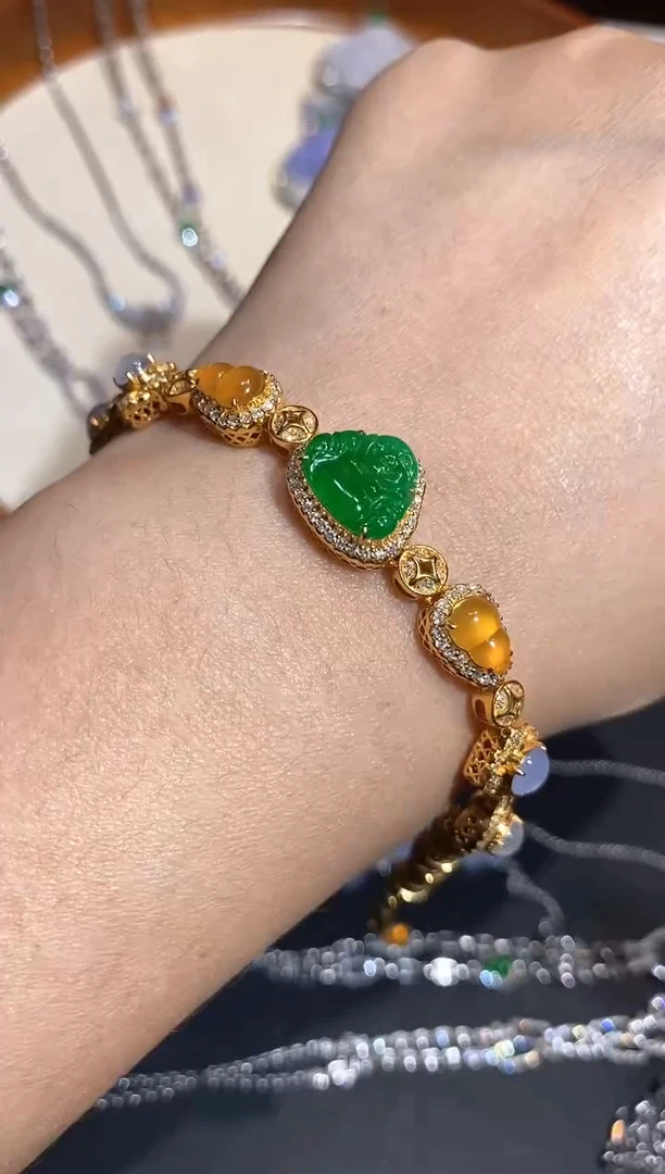 颈饰18K金镶嵌翡翠盘缠