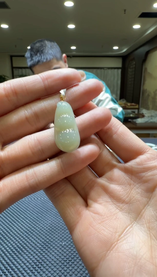 颈饰18K金镶嵌和田玉挂件