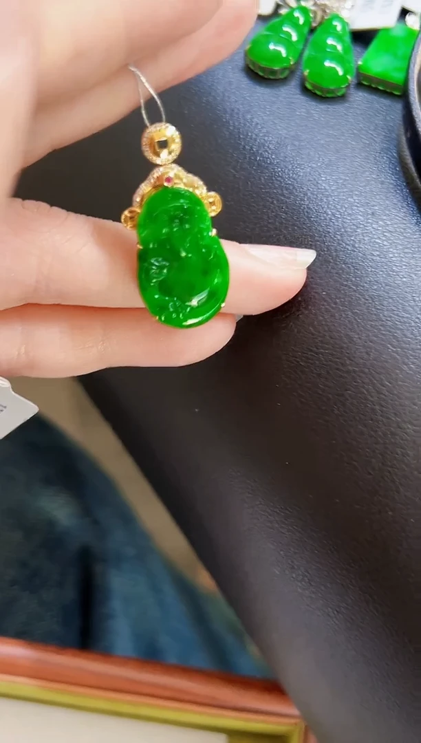 颈饰18K金镶嵌翡翠财神