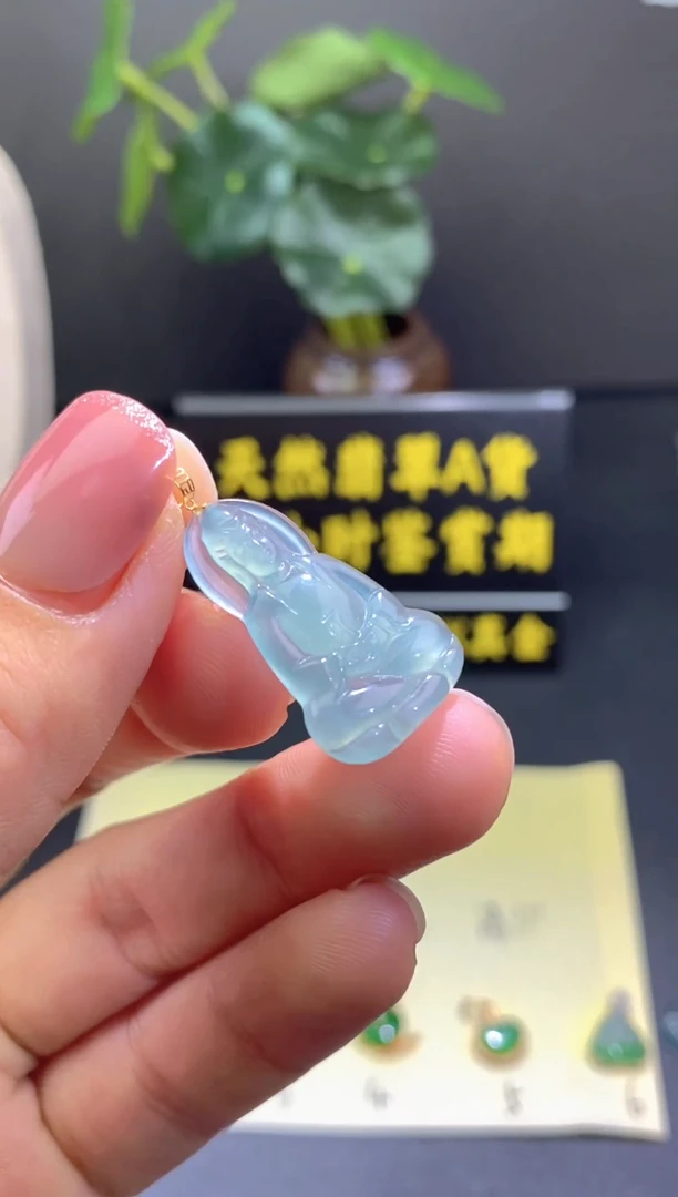 翡翠18K金镶嵌颈饰翡翠吊坠