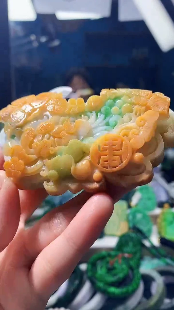 颈饰未镶嵌翡翠半****?天然缅甸翡翠a货