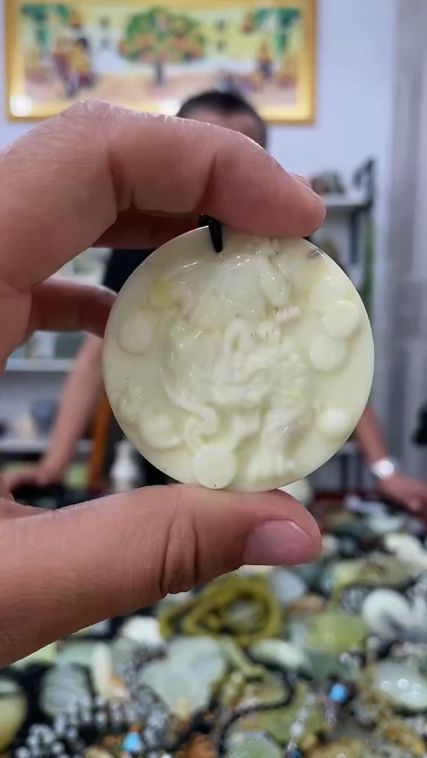 岫玉未镶嵌吊坠