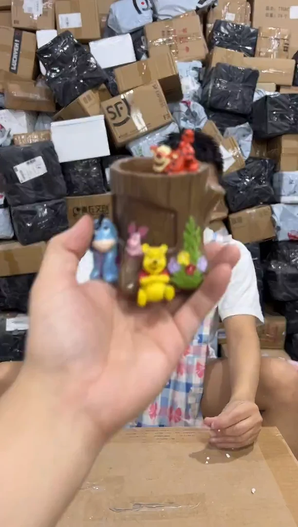 瓷片维尼树桩笔筒 树脂