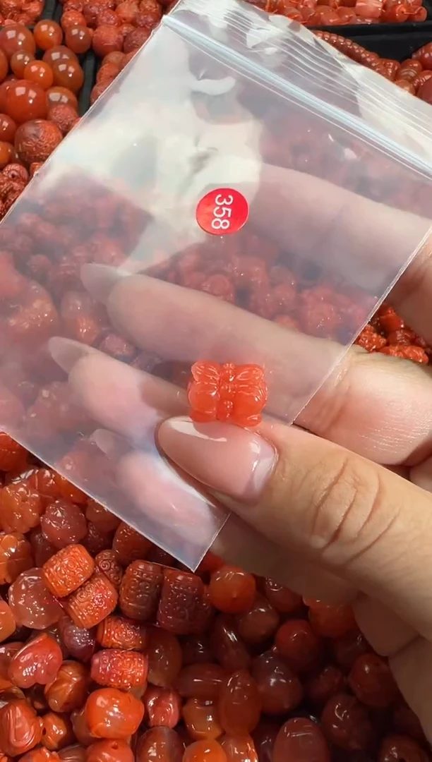 南红玛瑙未镶嵌颈饰1