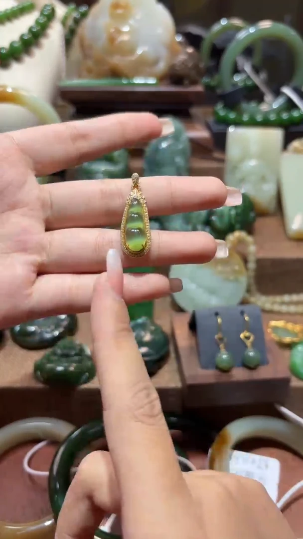 颈饰18K金镶嵌和田玉（碧玉）1