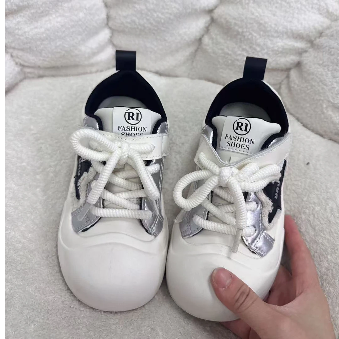 B8016儿童时尚百搭舒适踩屎感防踢板鞋