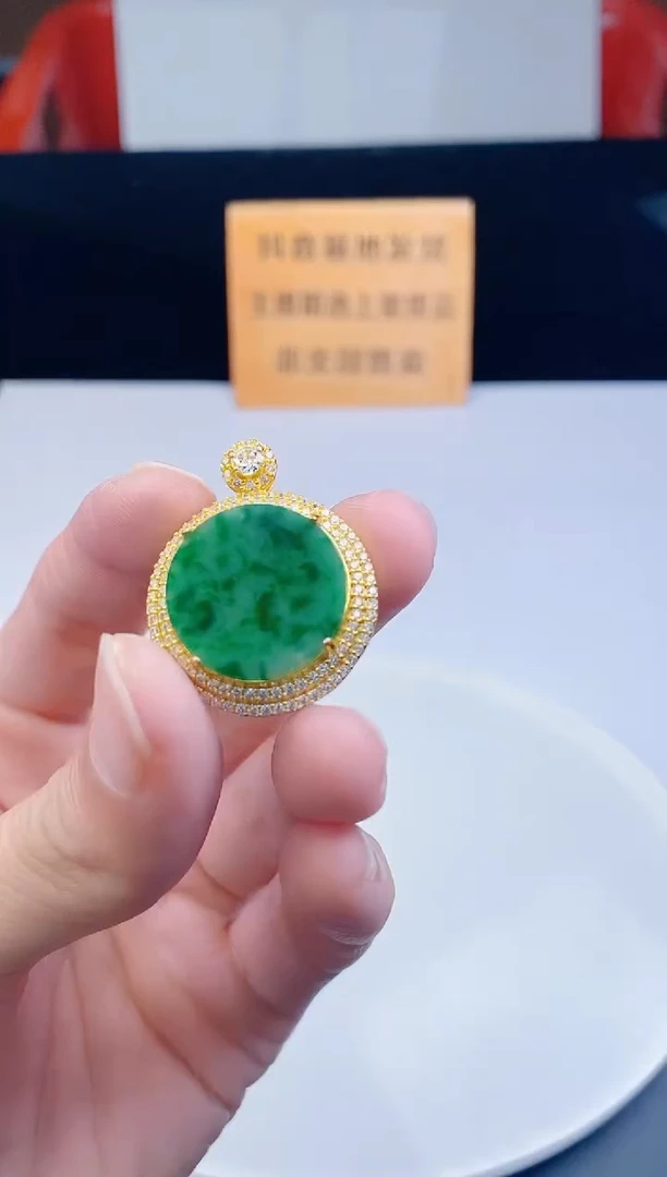 颈饰未镶嵌翡翠